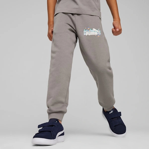 ¡PUMA y ESS+! Pantalones de verano para peques aventureros, cómodos y llenos de energía. ¡A jugar!
